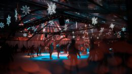 Eis-Disco in Henkell Kunsteisbahn am 19. Dezember: letzte Veranstaltung 2025 Eis-Disco in Henkell Kunsteisbahn am 19. Dezember: letzte Veranstaltung 2025