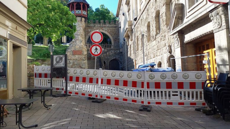 Fassadenschaden am Am Römertor führt zu Sperrung von Straße und Zufahrt