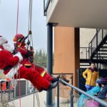 Feuerwehrseilaktion in Wiesbaden: Höhenretter besuchen Zwerg Nase Zentrum als Nikolaus