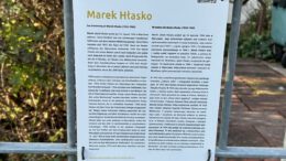 Gedenktafel am Sterbehaus erinnert an Marek Hłasko
