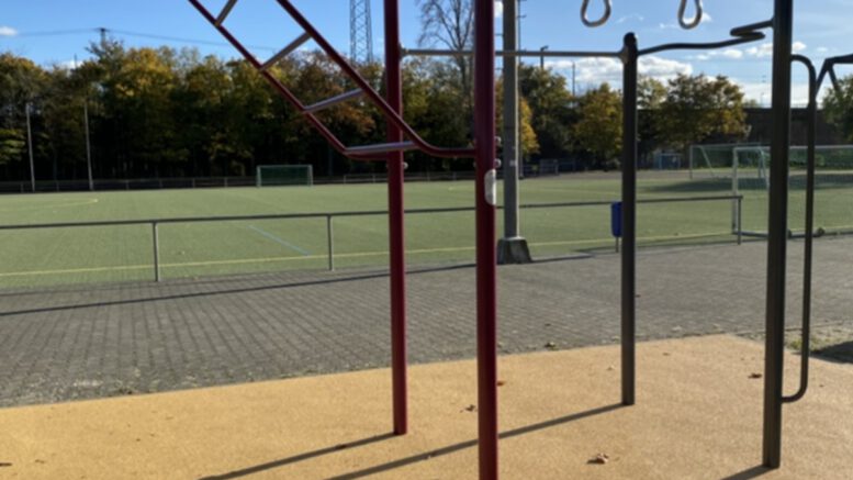 Wiesbaden erweitert Sportplatz Amöneburg um Calisthenics Anlage und Basketballkorb