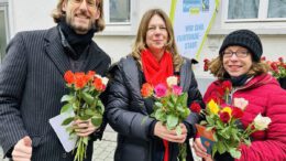 Wiesbaden verteilt Fairtrade Rosen am Valentinstag und wirbt für fairen Handel Wiesbaden verteilt Fairtrade Rosen am Valentinstag und wirbt für fairen Handel
